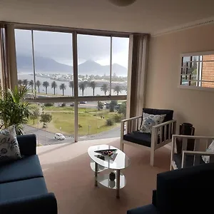 Apartment Arnhem Building- Cozy 2 Bedroom Flat Overlooking Beach And Table Mountain, Cape Town